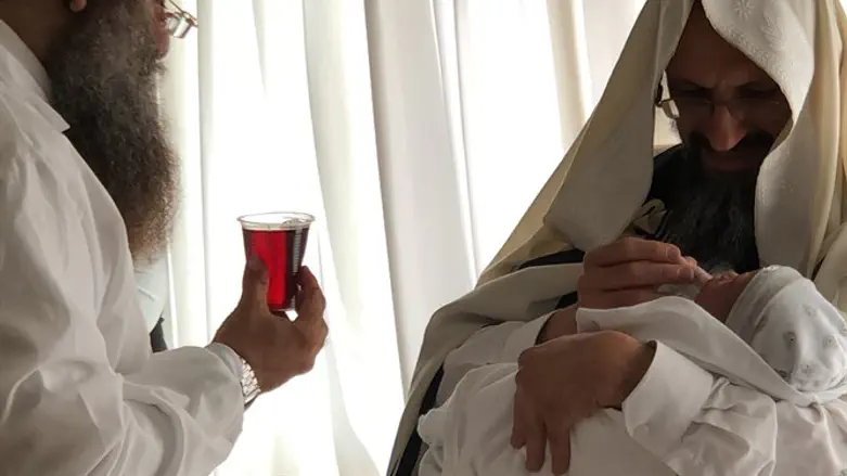 ''זה העם שלנו בכל הדרו''