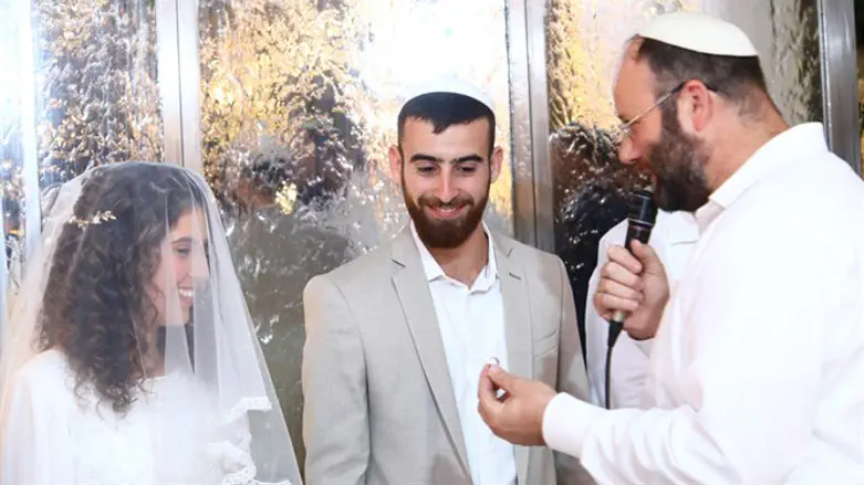 הרב נתנזון עם הזוג המאושר