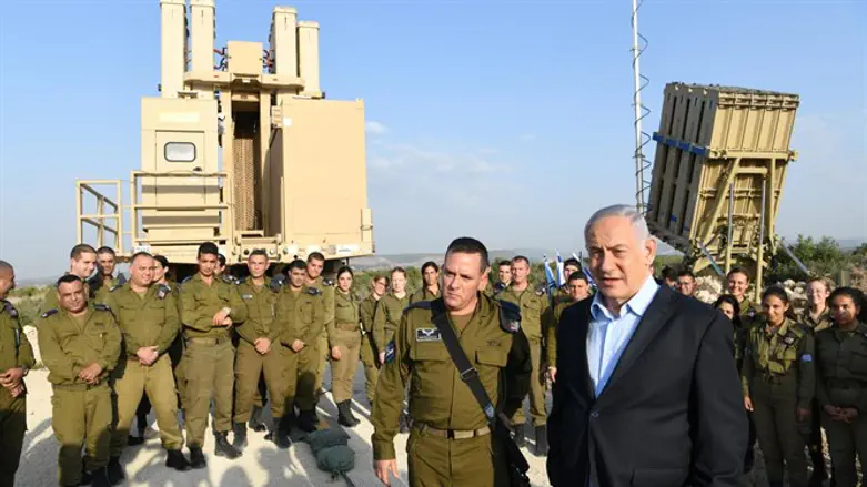 Биньямин Нетаньяху на батарее "Железный купол"