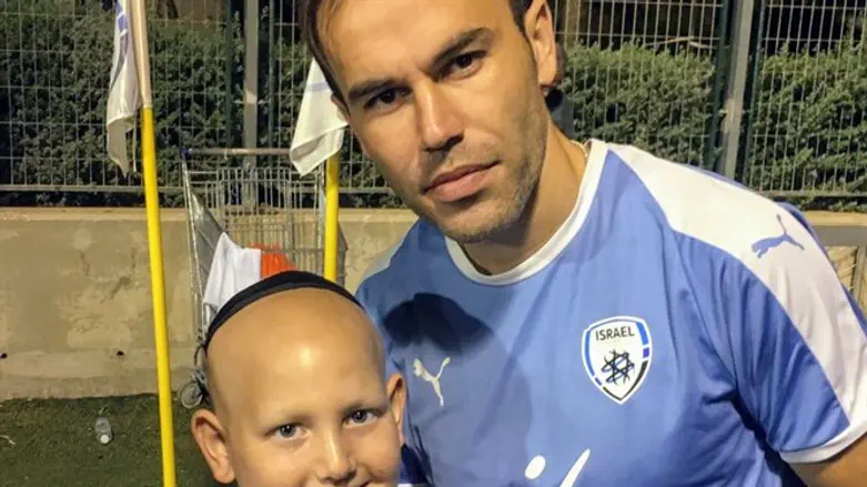 מאיר ספקטור וקפטן הנבחרת נאתכו