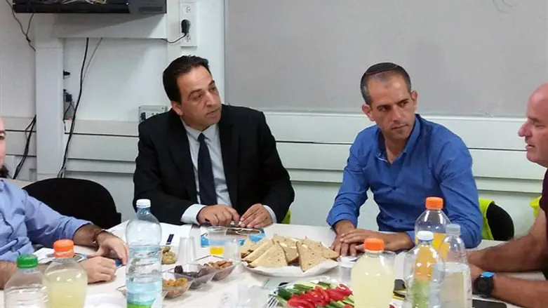 אחת הפגישות, היום