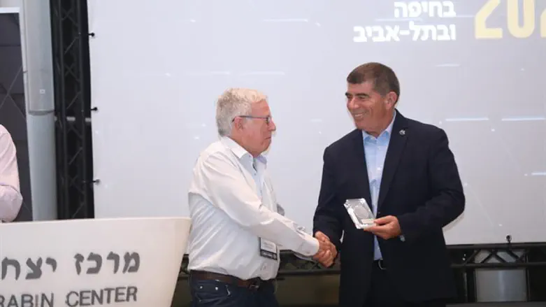 אשכנזי מקבל את האות