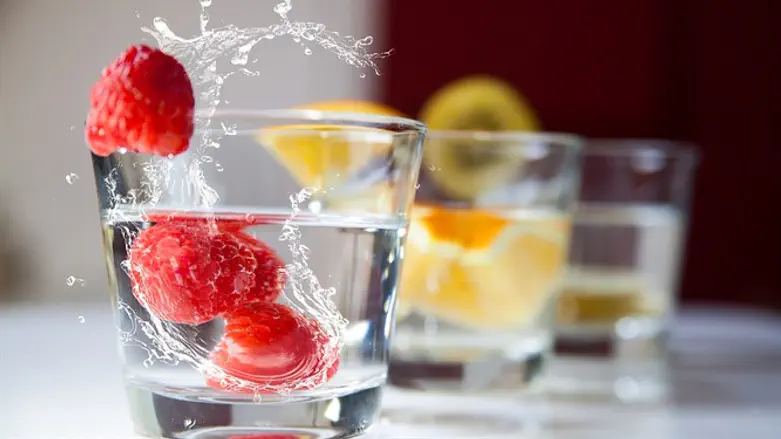 מים עם פרי