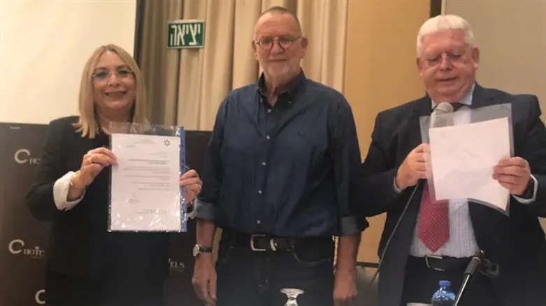 עפרה רוס, יו"ר ועדת השיפוט, ד"ר בנימין דוידזון ומחבר ועדת השיפוט דורון שוחט