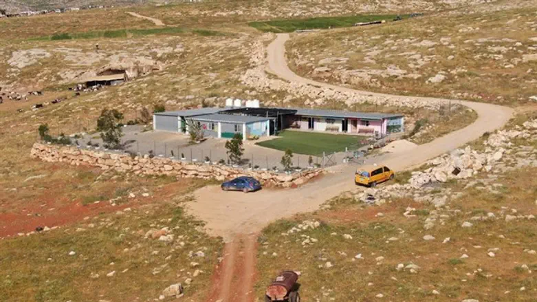 בית ספר בלתי חוקי בלב שמורת הטבע