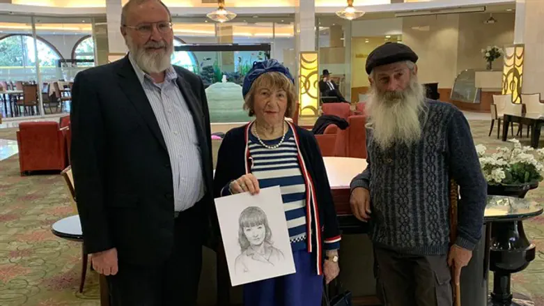 מימין: הצייר מיכאל נצר, יפה בלבן והרב אברהם קריגר