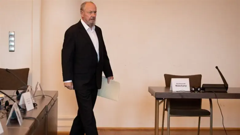 Holocaust survivor Peter Loth of Florida enters a Hamburg, Germany