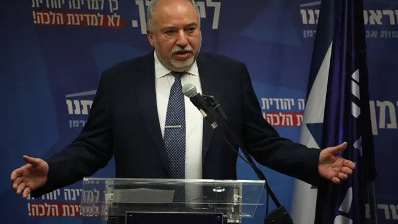 מבשר המשבר הפוליטי בישראל. ליברמן במסיבת העיתונאים