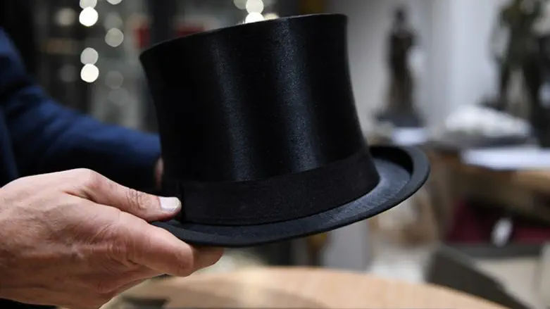 Hitler's cylinder hat being auctioned off