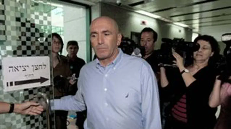 בר לב יוצא מהחקירה. היום