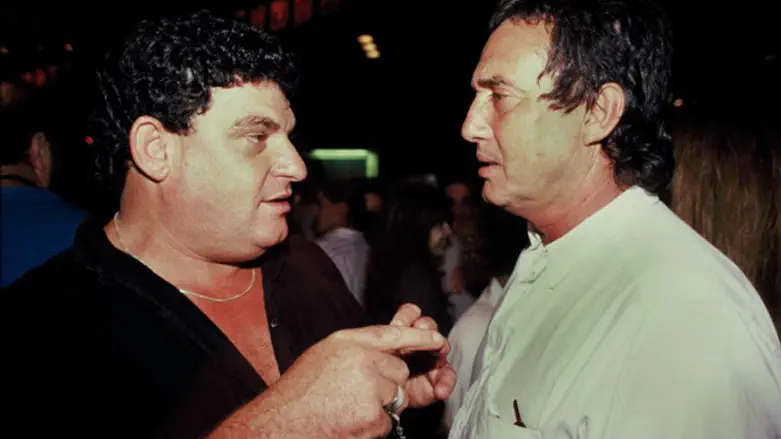 אייל גפן משמאל