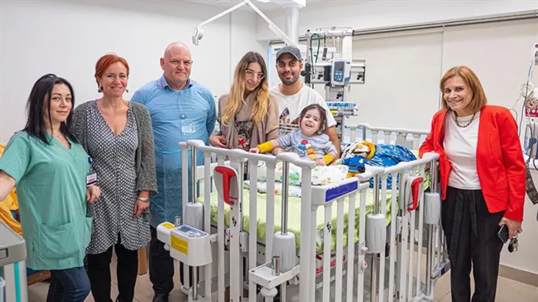 ליאם עם הוריו והצוות הרפואי