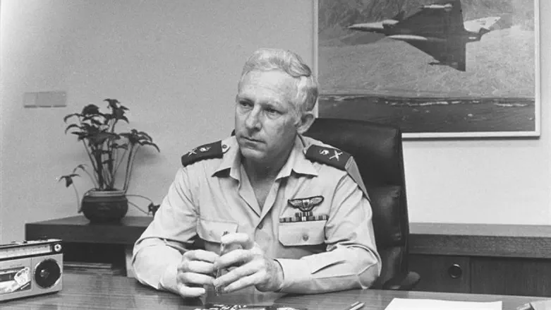 אלוף עמוס לפידות