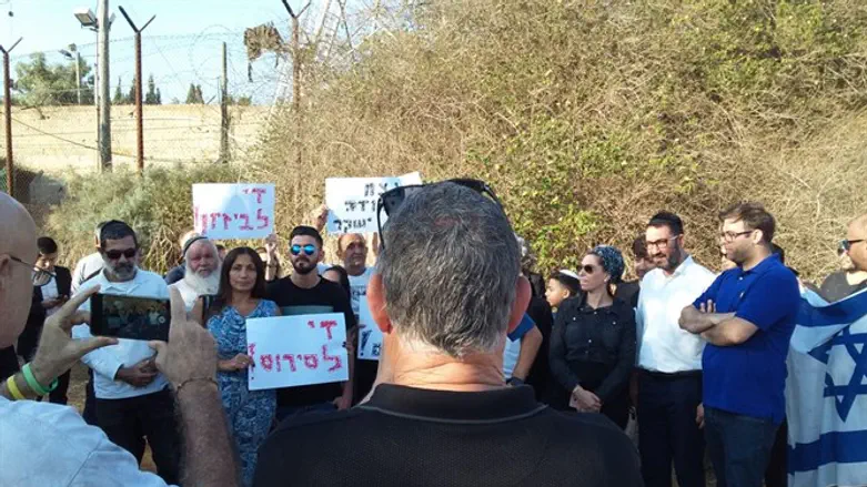 הלוחמים שוקלים לא לחזור לשירות הצבאי לאחר משפטם. הפגנת הורי הלוחמים