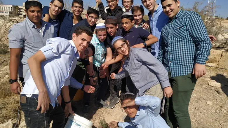 התלמידים בגבעה הסמוכה לישיבה