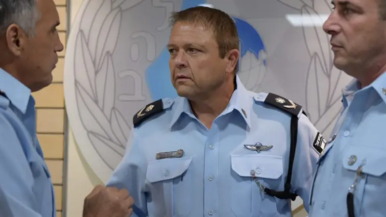 Motti Cohen (center) with senior police officers