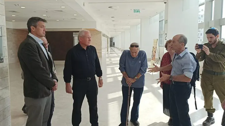 דיכטר והנדל עם הלוחמים לשעבר