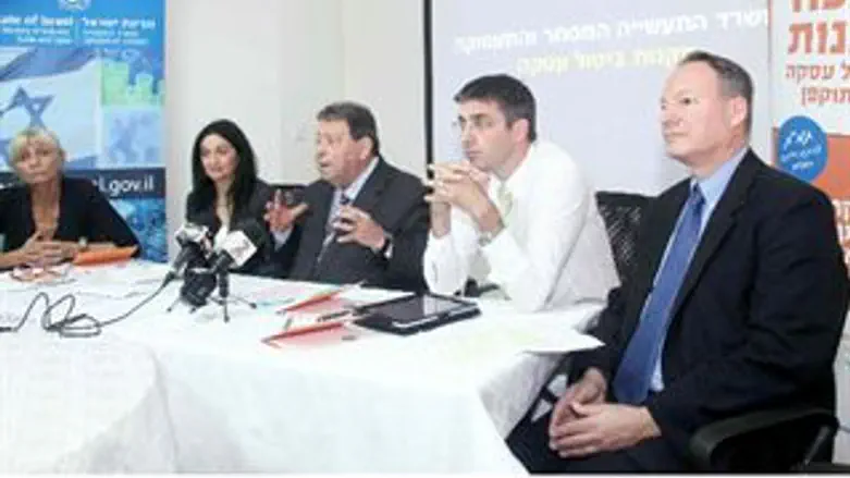 שר התמ"ת במסיבת עיתונאים