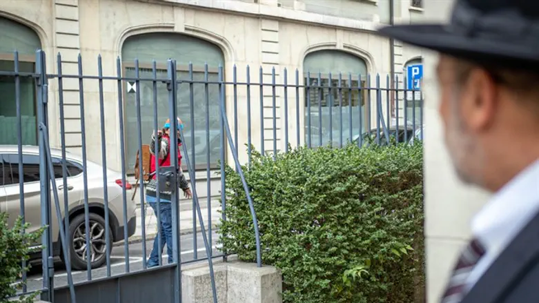 У синагоги Бейт-Яаков. За забром - кричавший "Хайль Гитлер"