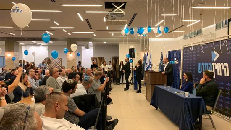 Беннет докладывает. Члены "Ха-Ямин ха-Хадаш" слушают