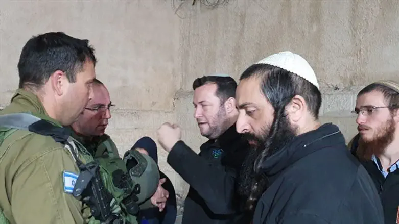 קבר יוסף, הלילה