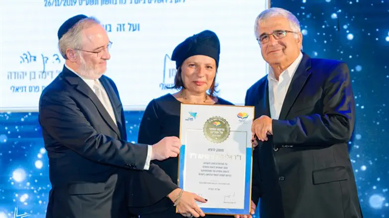 רעייתו של ד"ר פיליפ טוויטו ז"ל מקבלת את הפרס