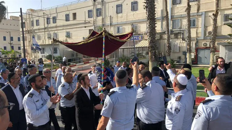 הכנסת ספר תורה לכלא