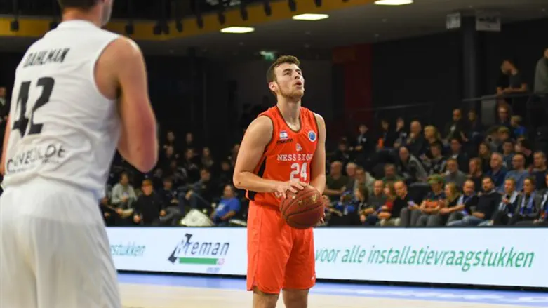 אלבר אמש מול ההולנדים