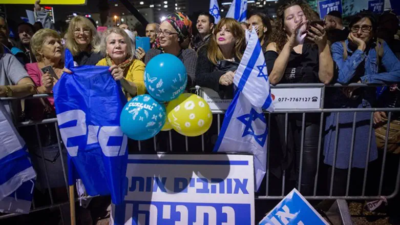 מספרים פושרים, טמפרטורות לוהטות. הפגנת התמיכה בנתניהו