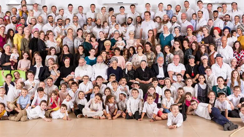 המשפחה לפני הכול. הרבנית רבקה צוקרמן מוקפת במשפחתה הענפה