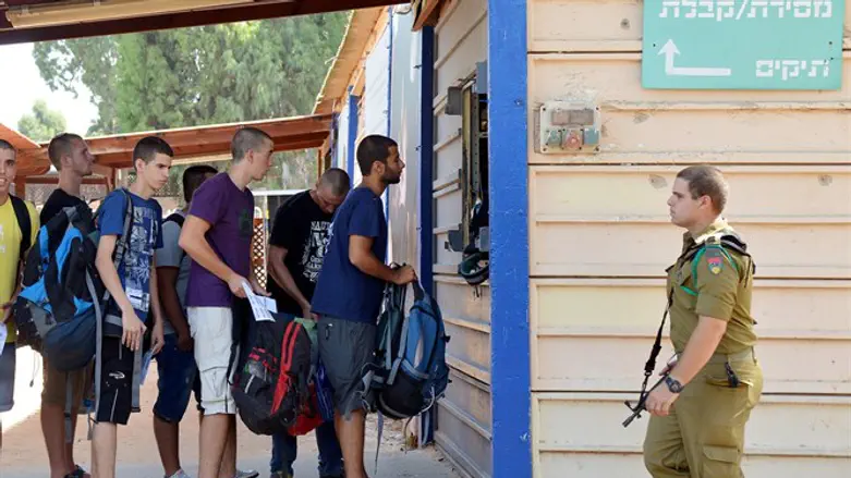 לשכת גיוס. למצולמים אין קשר לידיעה