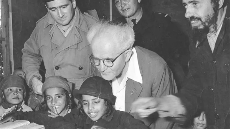 דוד בן גוריון עם עולי תימן במעברה, בוחן ילדים בקריאה