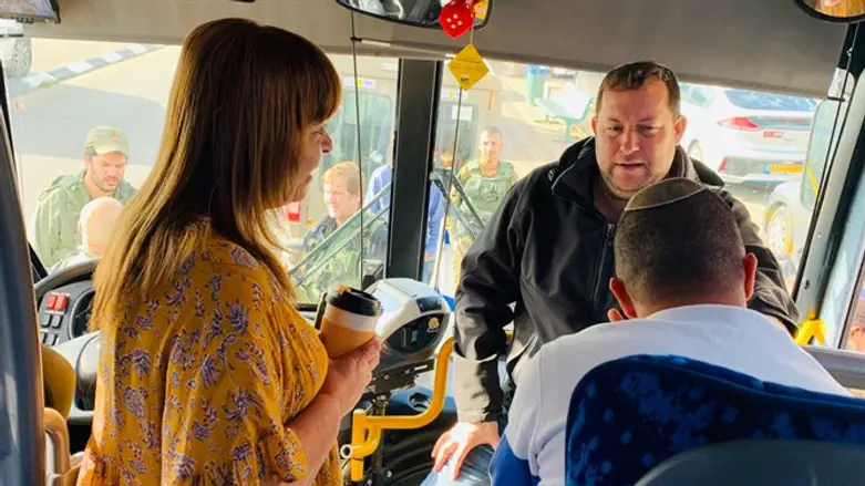 דגן משוחח עם הנהג