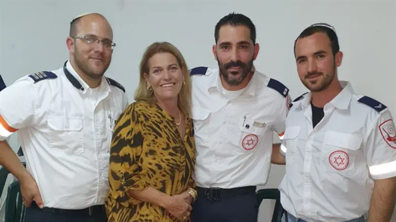חנה וצוות מד''א שהציל את חייה