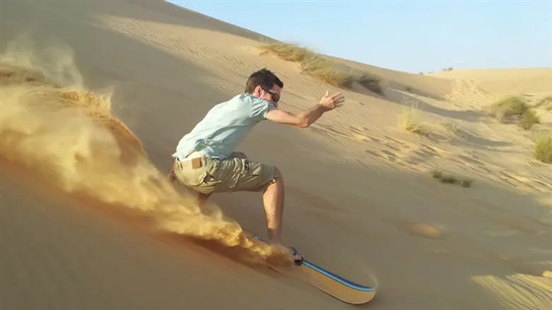 נהנים בטיול במדבר