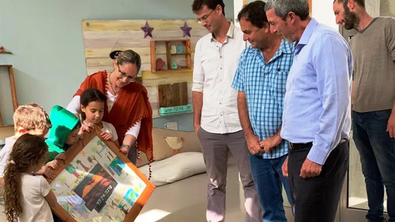 Minister Peretz with students