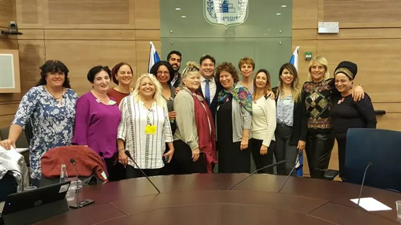 נשות הפורום עם השר אקוניס