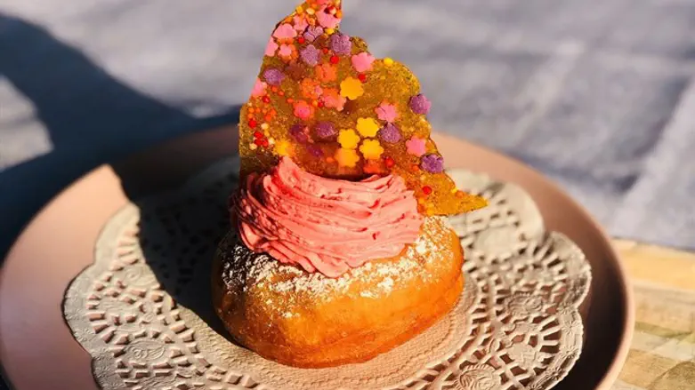 סופגניה במילוי מסקרפונה ומעדן תות