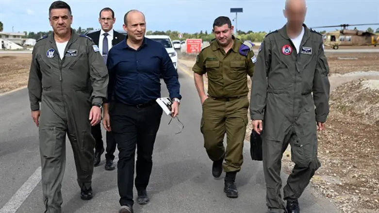 Нафтали Беннет на базе ВВС "Хацор"