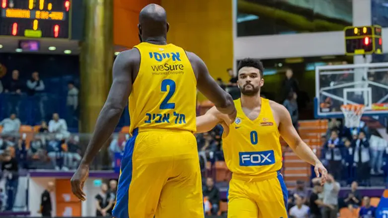 אלייז'ה בראיינט וקווינסי אייסי, הערב