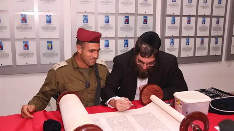 הכנסת ספר תורה לחטיבת הצנחנים