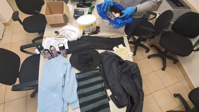 השחית שלטי חוצות עם תמונות אשה ונעצר