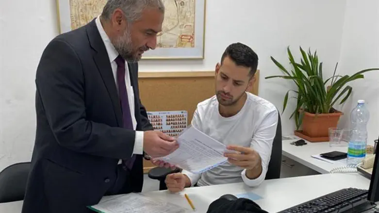 אבוטבול מעביר את הטפסים למזכירות הכנסת