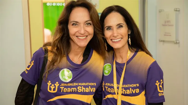 פירס (משמאל) ואנדראה מייל, יו״ר הבורד של מומנטום