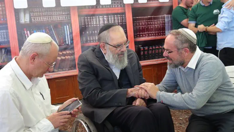 הרב רבינוביץ' עם תלמידים