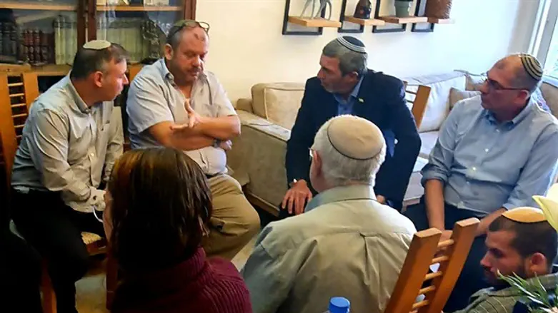 הרב פרץ בבית משפפחת פניגשטיין