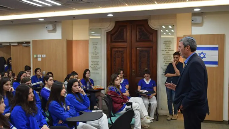 הרב פרץ עם בנות השירות