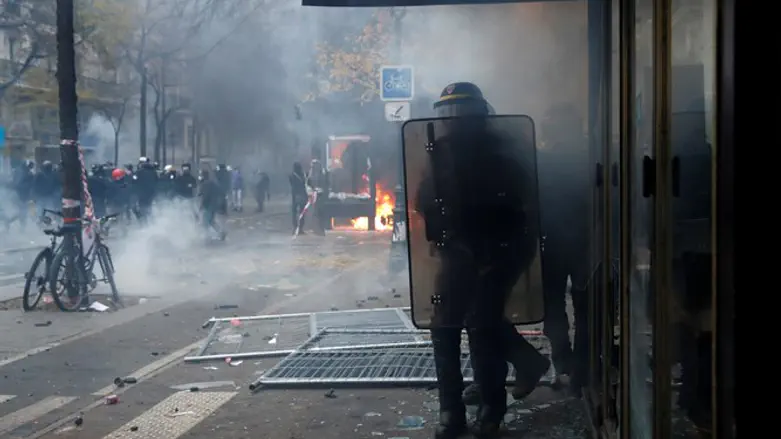 הפגנה אלימה בפריז