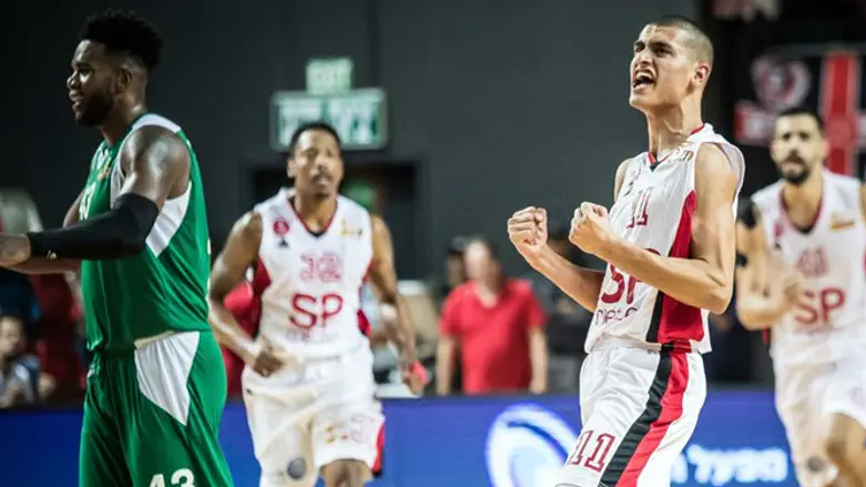 שחקני הפועל חוגגים עוד ניצחון. צמוד