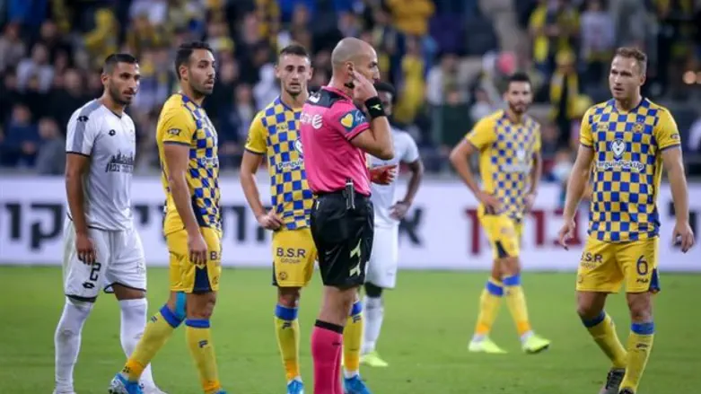 שחקני מכבי ונתניה הערב מחכים להחלטת השופט